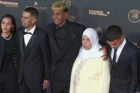  والده: لامين يامال هو الأفضل في العالم.. وكان يستحق الكرة الذهبية